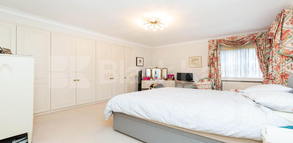 			NEW INSTRUCTION!, 3 Bedroom, 2 bath, 1 reception Apartment			 Hendon Lane, FINCHLEY